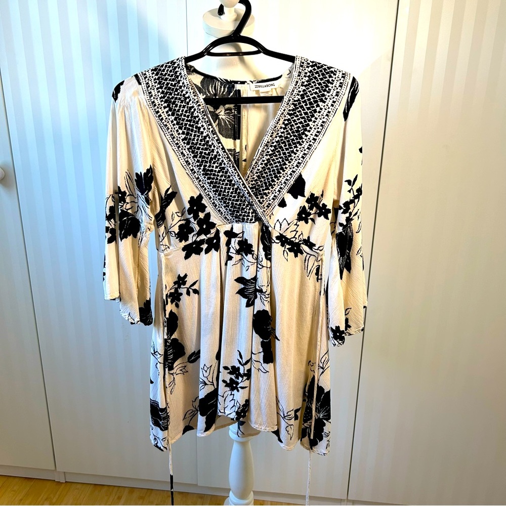 Billabong creamy white with black fern floral waist ties blouse dress Size S